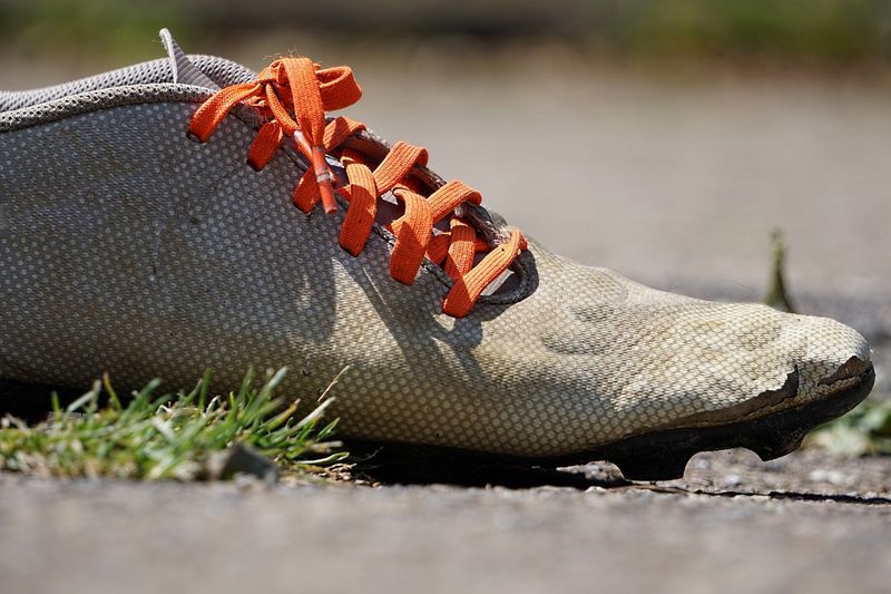 Klątwa po dziurawych butach może sporo namieszać w życiu. Fot. Pixabay