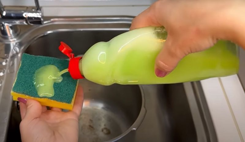 Wymieszaj sól z detergentem i sprzątaj w kuchni. Fot. YouTube/simple & fast