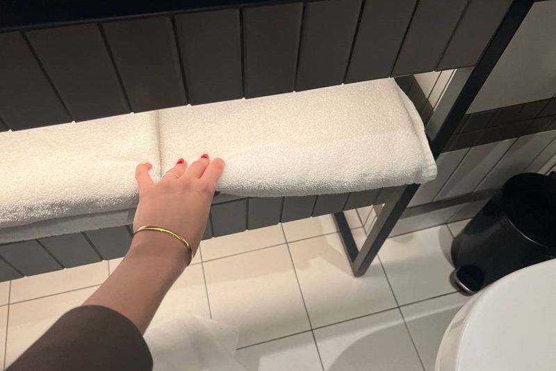 Dlaczego warto wkładać ręcznik pod hotelowe drzwi? Fot Genialne.pl