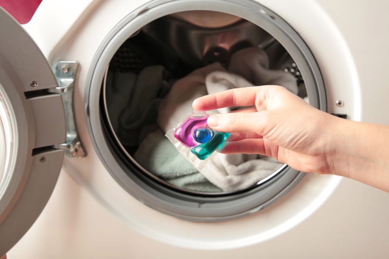 Jak używać kapsułek do prania w poprawny sposób? fot. Freepik