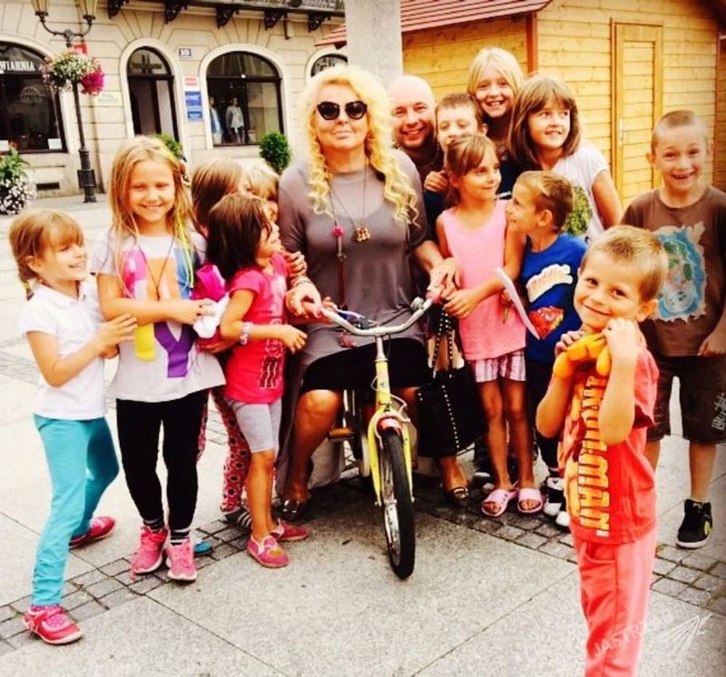 Magda Gessler na dziecięcym rowerku<br>Fot. FB
