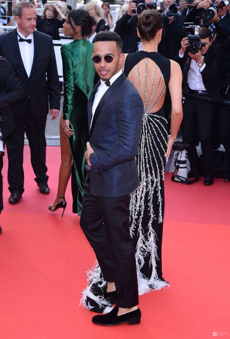 Lewis Hamilton pozuje fotografom na premierze „The Unknown Girl” na festiwalu w Cannes 2016 (fot. ONS)