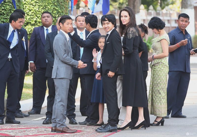 Angelina Jolie z dziećmi w Kambodży