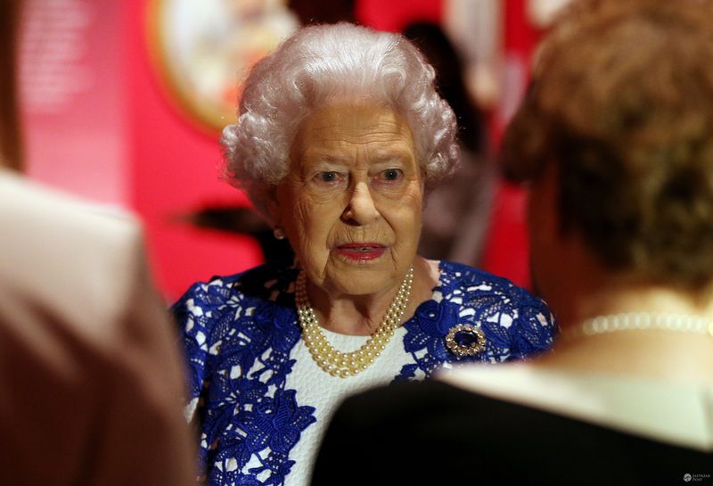 Królowa Elżbieta II obejrzała serial z synem i synową