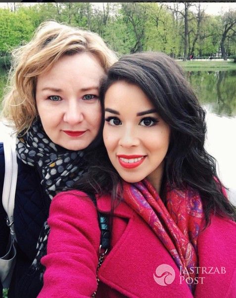 Macademian Girl na zdjęciu z mamą