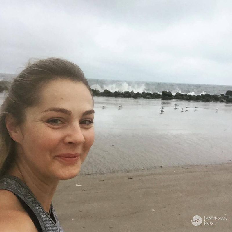 Małgorzata Socha biega po plaży bez makijażu
