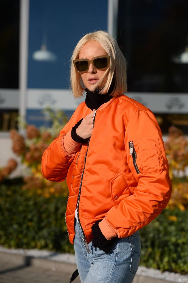 Magda Mielcarz w pomarańczowej kurteczce