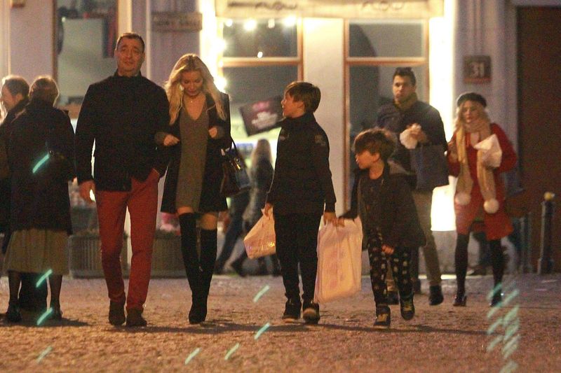 Jacek Rozenek i Roxi Gąska z dziećmi na świątecznych zakupach