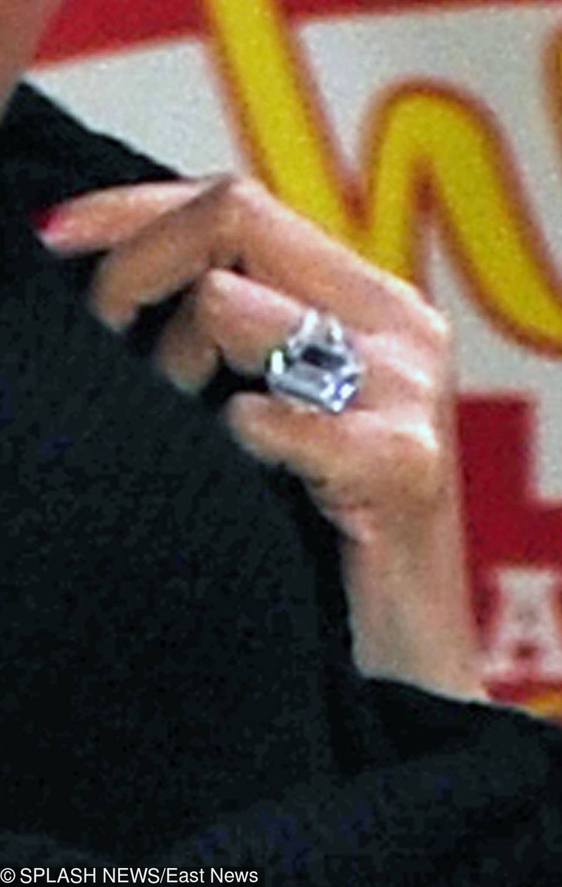 Beyonce – pierścionek zaręczynowy – 18-karatowy brylant w platynie, który został zaprojektowany przez Lorraine Shwartz