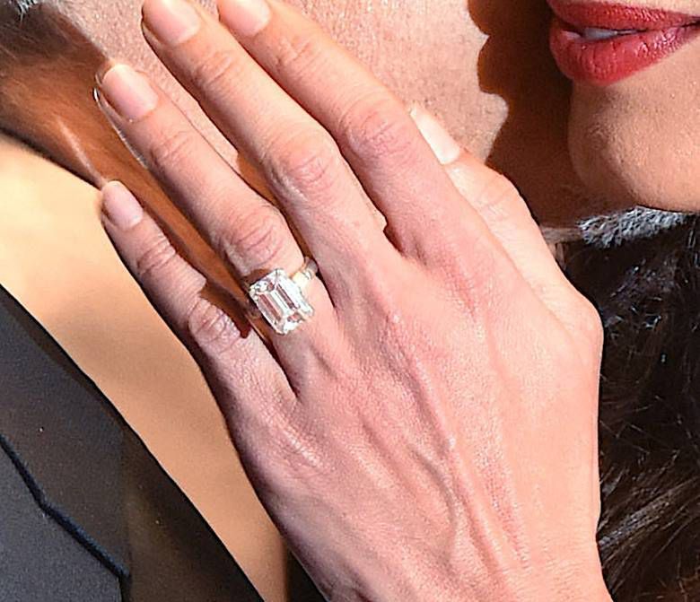 Amal Clooney – pierścionek zaręczynowy – 7-karatowy brylant ze szmaragdowym szlifem