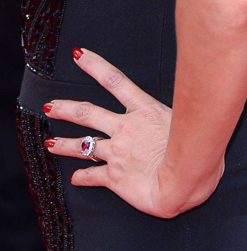 Eva Longoria – pierścionek zaręczynowy – rubin otoczony diamentami