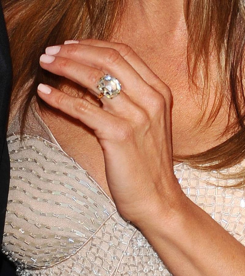Jennifer Aniston – pierścionek zaręczynowy od Justina Theroux – 8-karatowym brylantem