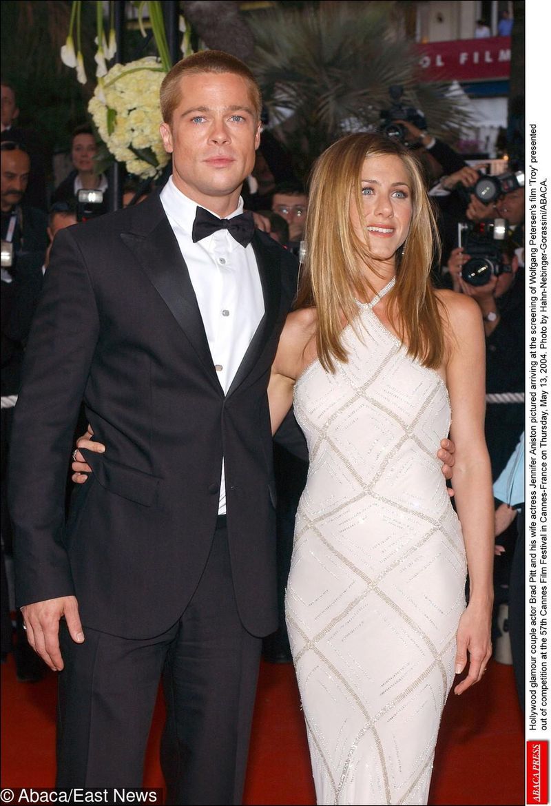 Jennifer Aniston w kreacji Atelier Versace i Brad Pitt – Cannes 2004