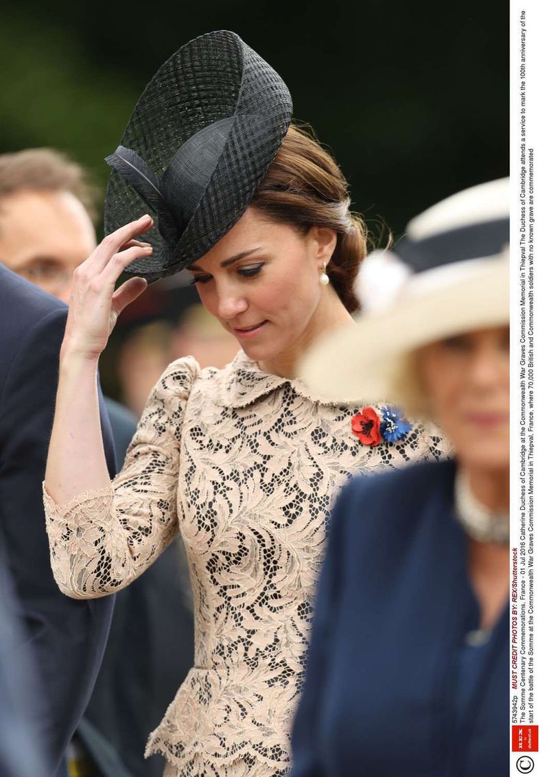 Księżna Kate 1 lipca 2016 roku uczciła pamięć o księżnej Dianie zakładając czarny kapelusz autorstwa ulubionego projektanta Lady Di – Johna Boyda