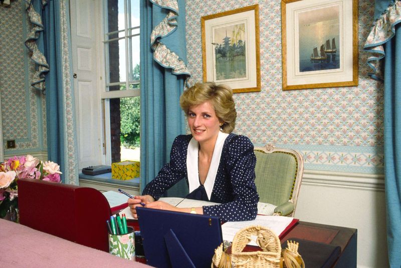Księżna Diana w swoim gabinecie w Pałacu Kensington (sesja dla Vogue’a)
