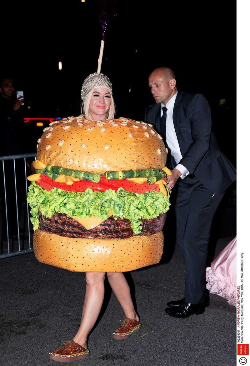 Katy Perry jako hamburger na MET Gala 2019