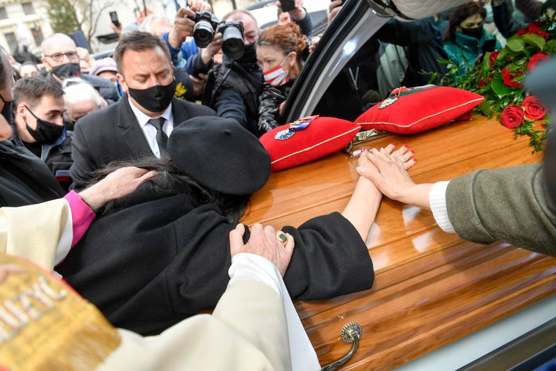 Ewa Krawczyk na pogrzebie męża