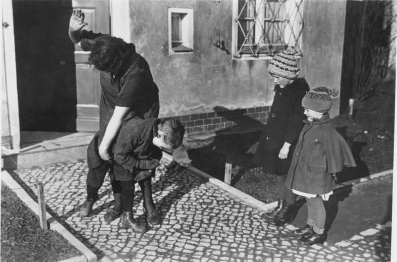 Scherl Bilderdienst:Kindererziehung [um 1935]„Fachleute” schauen der handgreiflichen Erziehungsmethode bei ihrem Spielgefährten zu. Ob sie danach an der Reihe sind?
