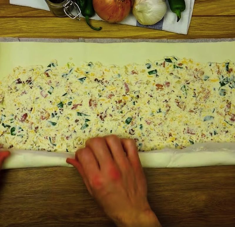 Pikantne rollsy z ciasta francuskiego z papryczką i cheddarem