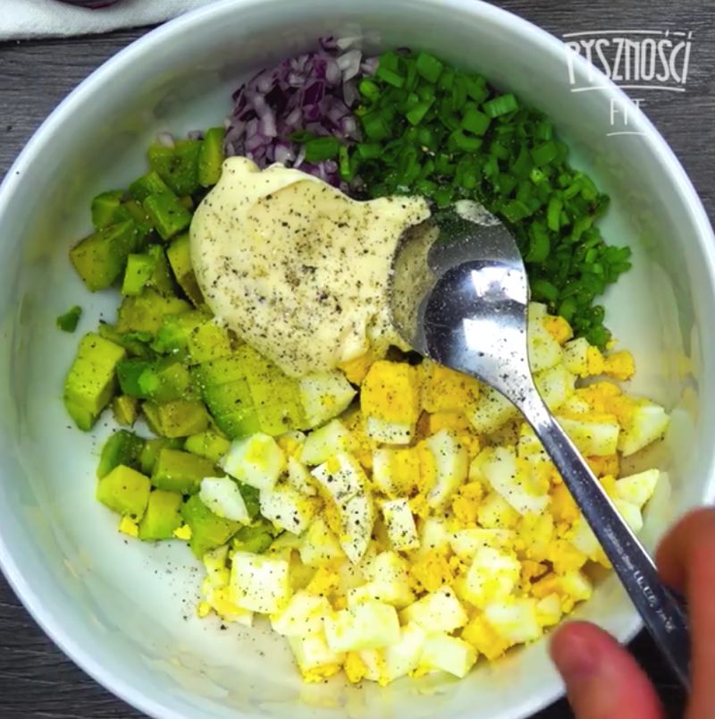 Pasta jajeczna z dodatkiem awokado, szczypiorku i majonezu