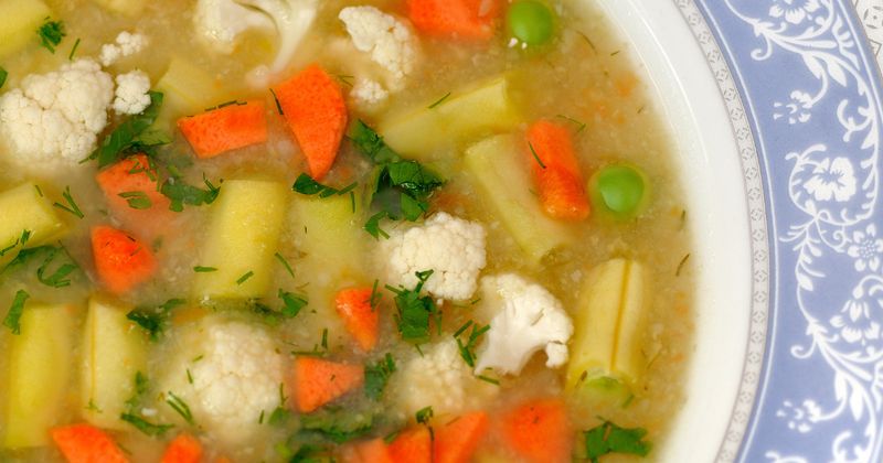 Jarzynowa zupa na rosole to idealny pomysł na szybki obiad – Pyszności
