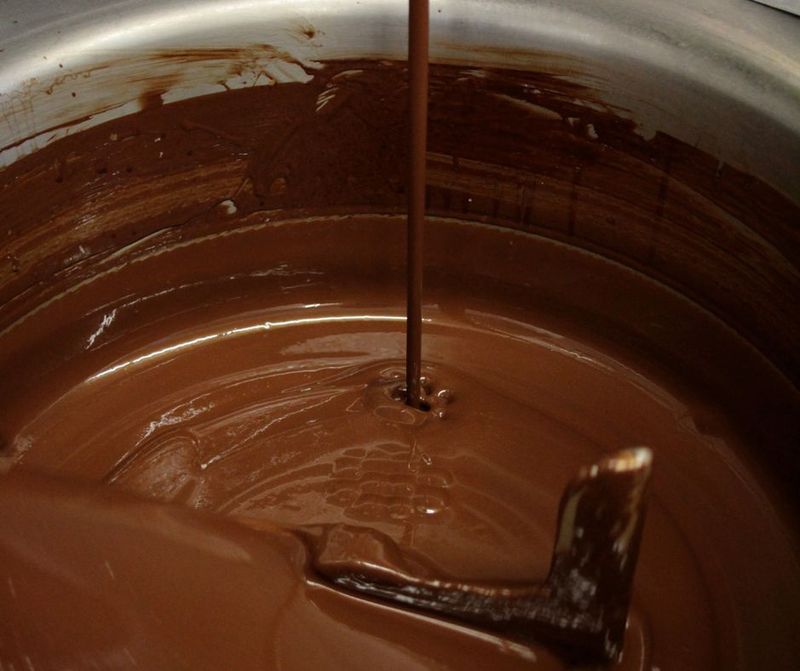 Temperowanie czekolady polega na jej podgrzewaniu i studzeniu, przypomina hartowanie – Pyszności