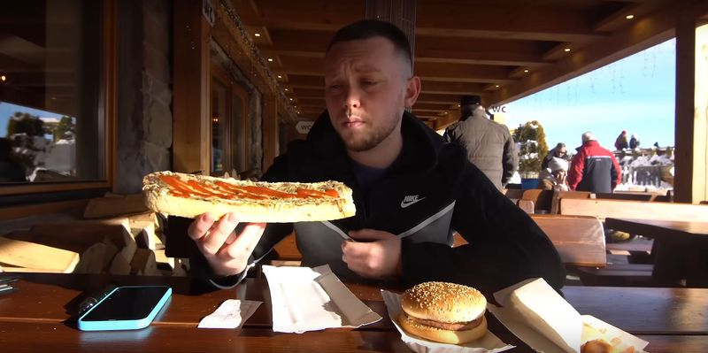 Testowanie jedzenia na Gubałówce – Pyszności; Foto: kadr z materiału na kanale YouTube KSIĄŻULO