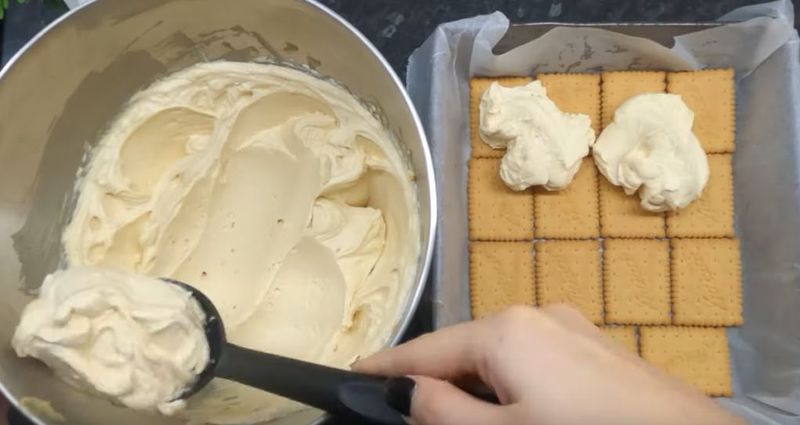 Przygotowanie ciasta leniwej synowej – Pyszności; Foto: kadr z materiału na kanale YouTube PrzySmaki