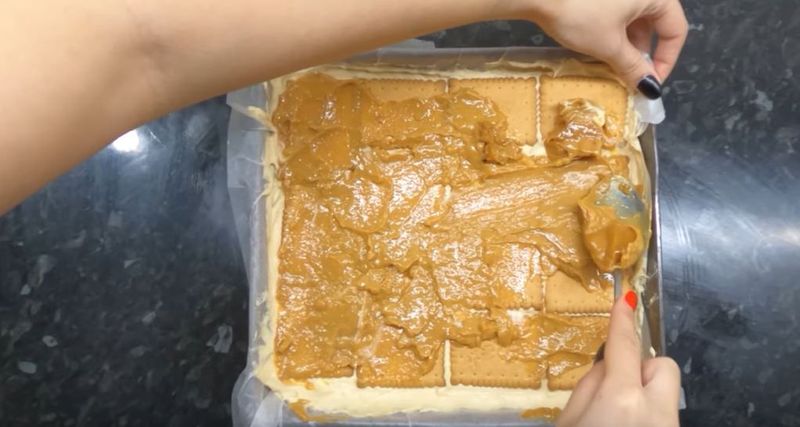 Ciasto leniwiec – Pyszności; Foto: kadr z materiału na kanale YouTube PrzySmaki
