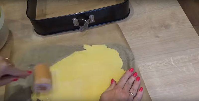 Przygotowanie ciasta – Pyszności; Foto: kadr z materiału na kanale YouTube Swojskie jedzonko