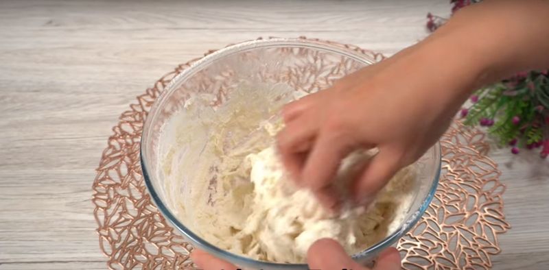 Przygotowanie chleba – Pyszności; Foto kadr z materiału na kanale YouTube Przepisy od Olgi