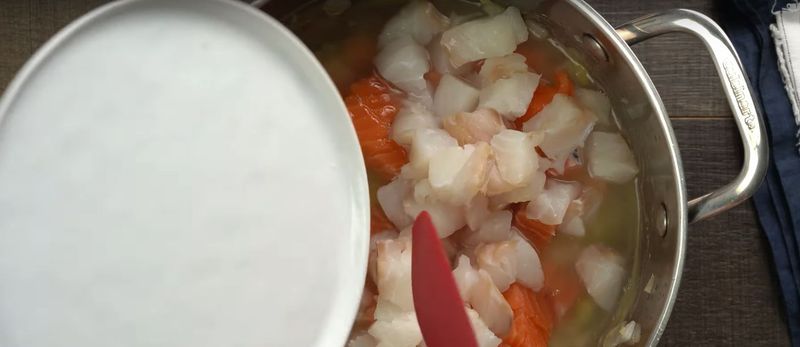 Przygotowanie postnej zupy – Pyszności; Foto kadr z materiału na kanale YouTube The Wanderlust Kitchen