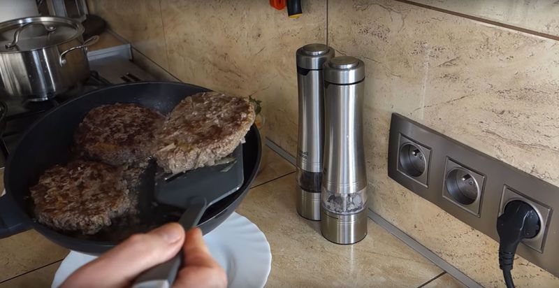 Smażenie rumsztyku – Pyszności; Foto kadr z materiału na kanale YouTube Henia Foks