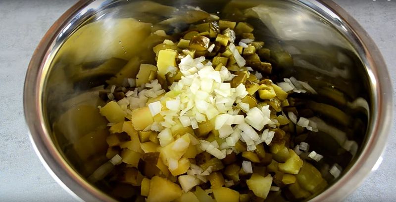 Przygotowanie sałatki – Pyszności; Foto kadr z materiału na kanale YouTube SmakowiteDania