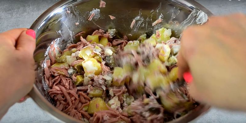 Sałatka szwabska – Pyszności; Foto kadr z materiału na kanale YouTube SmakowiteDania