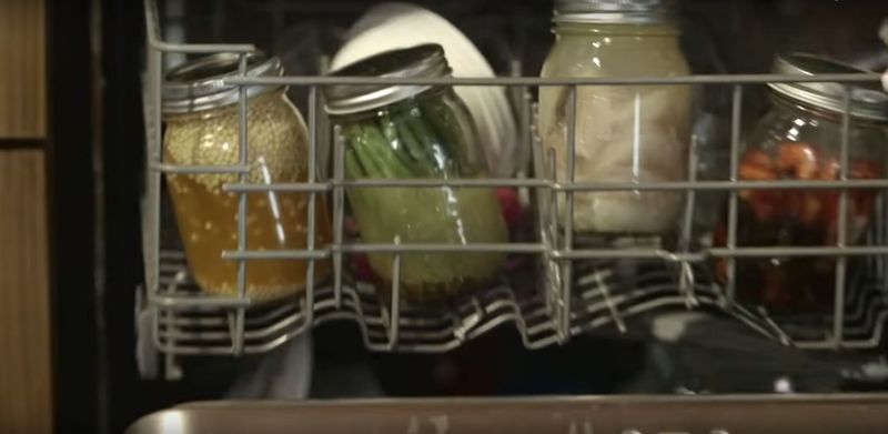 Gotowanie w zmywarce – Pyszności; Foto kadr z materiału na kanale YouTube POPSUGAR Food