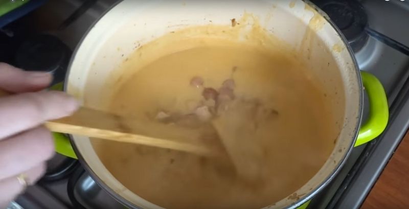 Zupa piwna – Pyszności; Foto kadr z materiału na kanale YouTube Kuchnia Magdy
