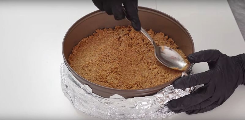 Przygotowanie sernika pistacjowego – Pyszności; Foto kadr z materiału na kanale YouTube Foodfanka