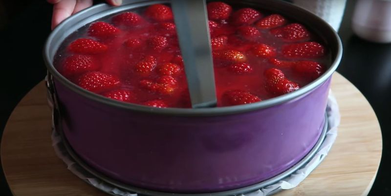 Sernik z kaszą manną i truskawkami w tortownicy – Pyszności; Foto kadr z materiału na kanale YouTube RITA creative