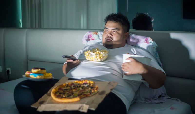 Jedzenie przed snem może się źle skończyć – Pyszności; foto: Canva