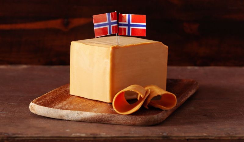Brunost, czyli norweski ser – Pyszności; Foto Canva.com
