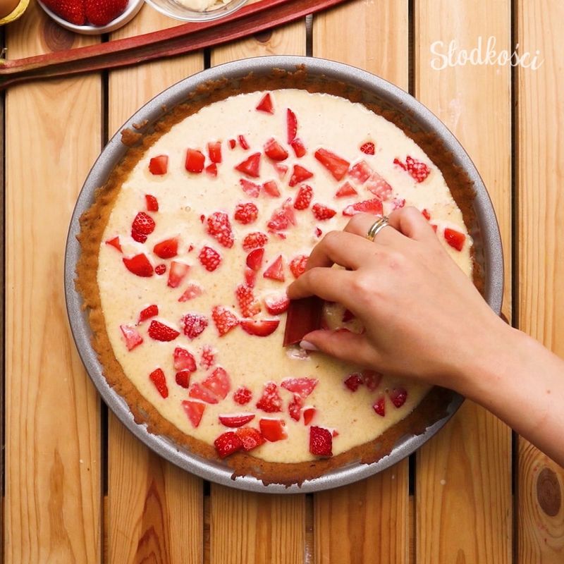 Przygotowanie ciasta z rabarbarem – Pyszności