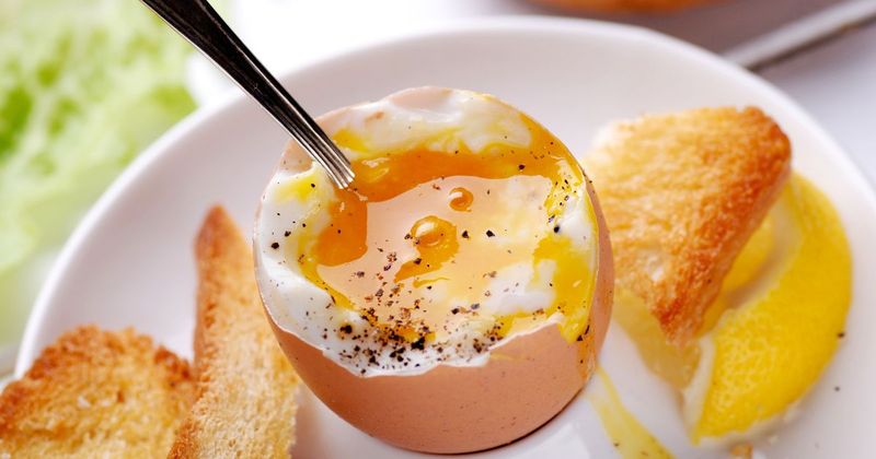 Jajka na miękko to dobry wybór na śniadanie – Pyszności; Foto: Canva.com