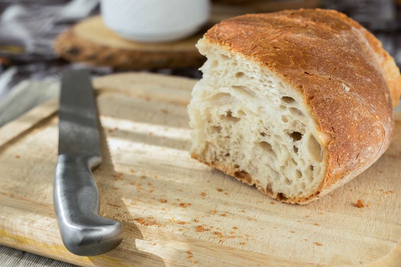 Przepis na domowy chleb, którym zaskoczysz gości. Dodaj garść tych liści. Fot. Pexels