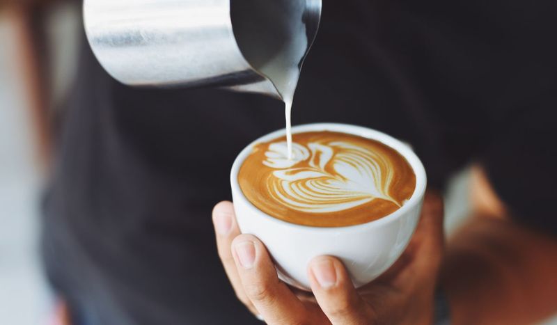 Kawa z tłustym mlekiem – omijaj ją szerokim łukiem (PEXELS)