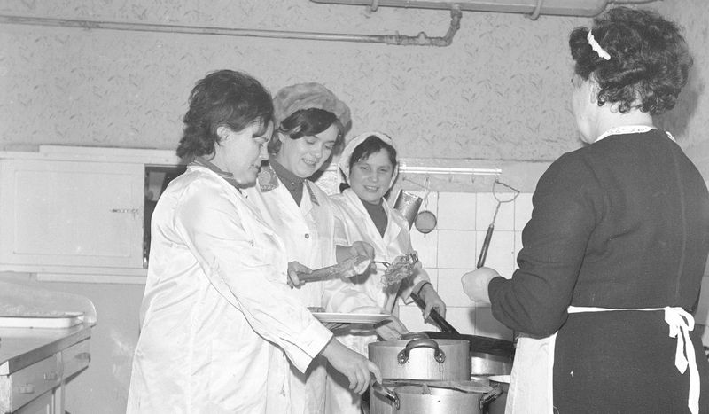Kobiety podczas pracy w kuchni, 1974 r. – Pyszności; Fot. NAC