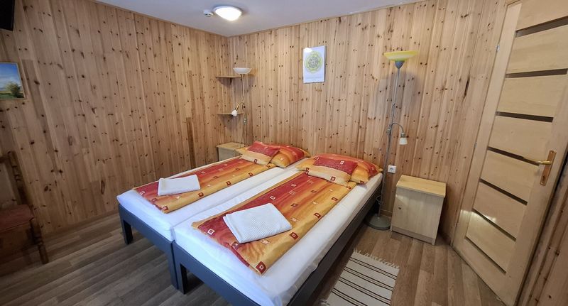 Turistický Apartman pro 4 os. se 2 ložnicemi na poschodí - Kiskastély Fogadó-Étterem Füzesgyarmat, foto 1