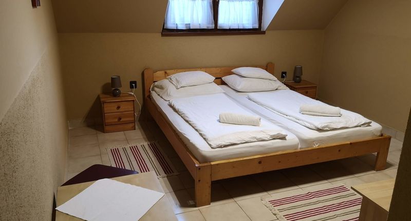 Pokoj s manželskou postelí v podkroví - Székely Vendégház Esztergom, foto 1
