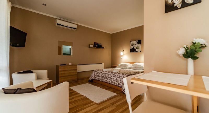 Exclusive Pokoj s manželskou postelí s výhledem do zahrady - Villa Viola Gyula, foto 1