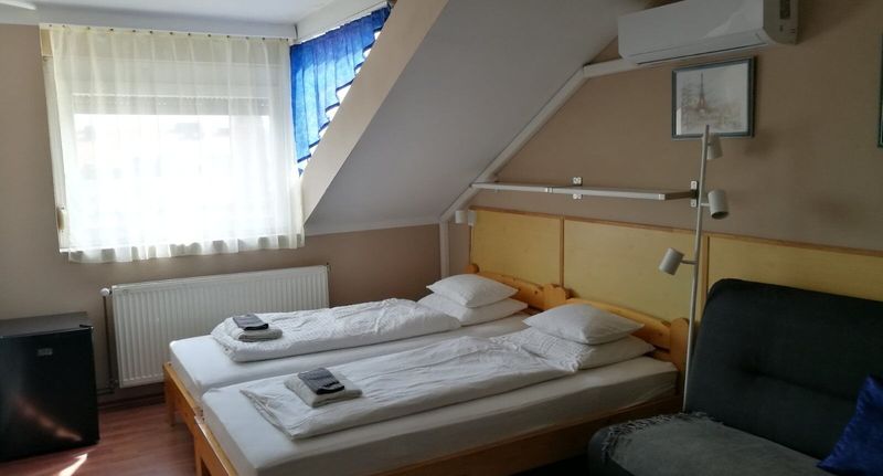 Standard Pokoj pro 2 os. na poschodí (s možností přistýlky) - Mátyás Király Vendégház Dorog, foto 1